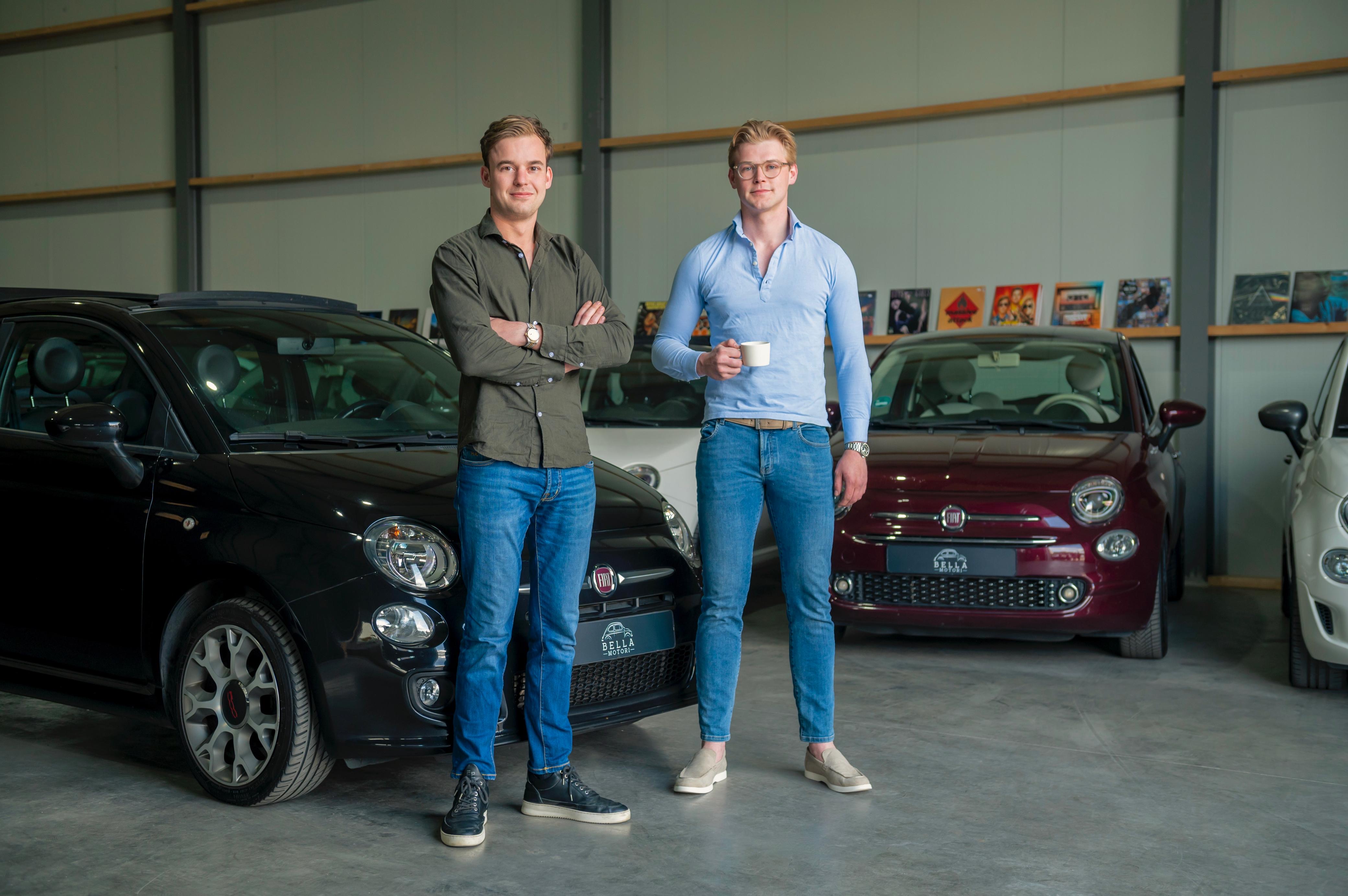 Hugo Karssen en Ties Belderink in de showroom van Bella Motori in Nieuwleusen